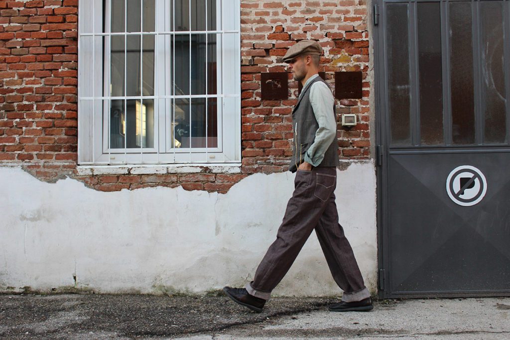 Cinquetasche in denim marrone - Spirit of St. Louis indossato con Gilet