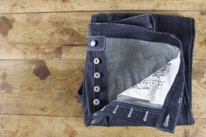 Il jeans Cinquetasche di Spirit of St. Louis si presenta in tutto lo splendore del suo denim giapponese. Ma anche dopo il lavaggio in acqua manterrà tutto il fascino del suo volto alternativo.