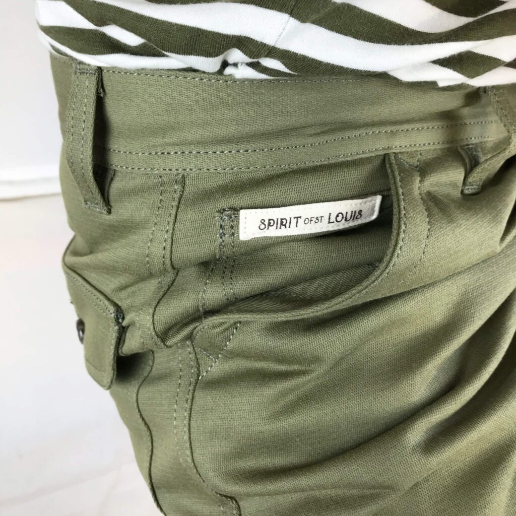 Rough è un pantalone uomo Spirit of St. Louis - truck driver and hauler trousers - in cotone giapponese robusto e confortevole, taglio a gamba larga come in America negli anni '40, dettagli sartoriali fatti a mano, colore verde militare fatto completamente da artigiani italiani - dettaglio taschino