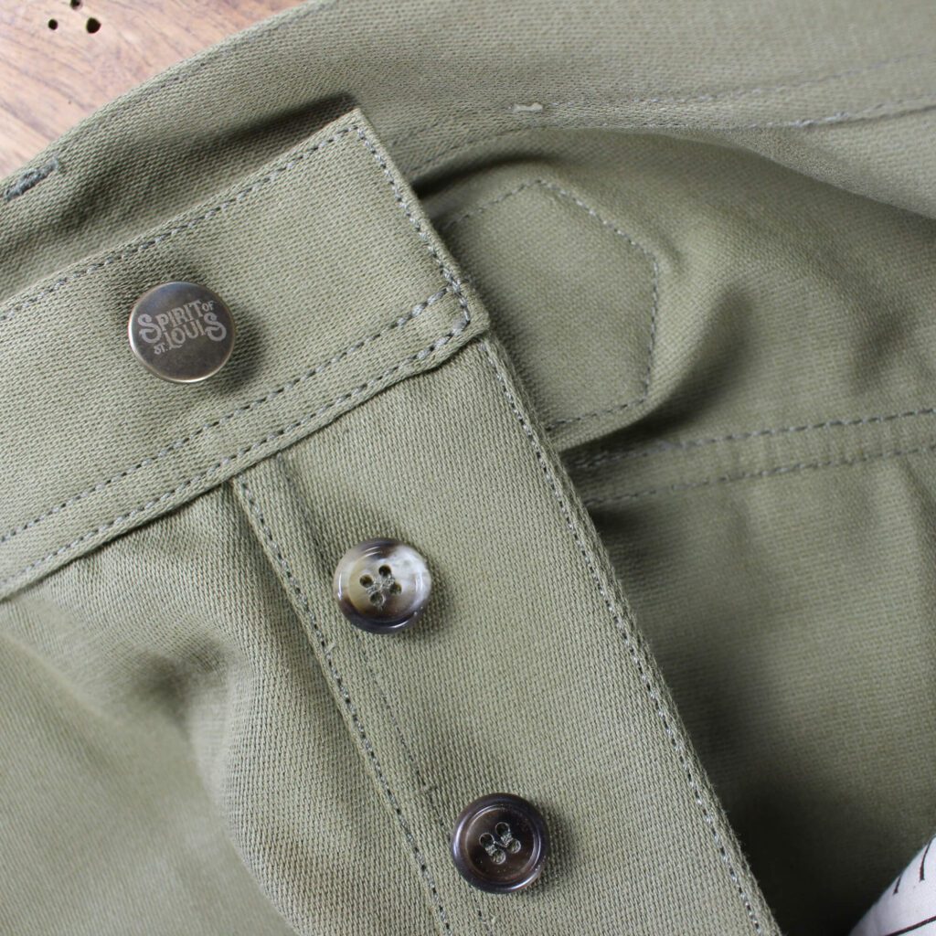 Rough è un pantalone uomo Spirit of St. Louis - truck driver and hauler trousers - in cotone giapponese robusto e confortevole, taglio a gamba larga come in America negli anni '40, dettagli sartoriali fatti a mano, colore verde militare fatto completamente da artigiani italiani