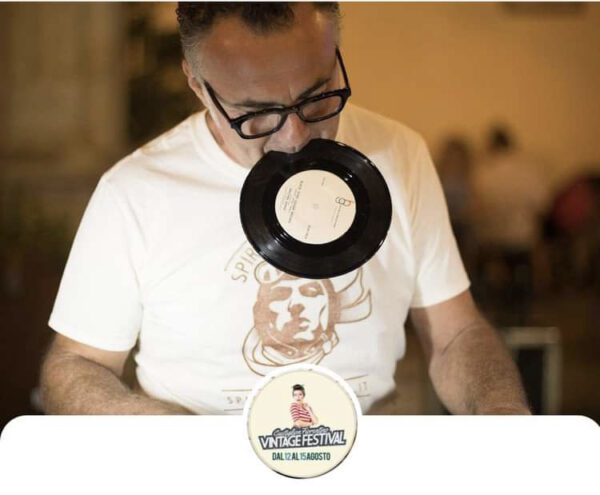 Fabrizio Sartini AKA Lindysciplinado DJ indossa la t-shirt stampata a mano con logo Spirit of St. Louis