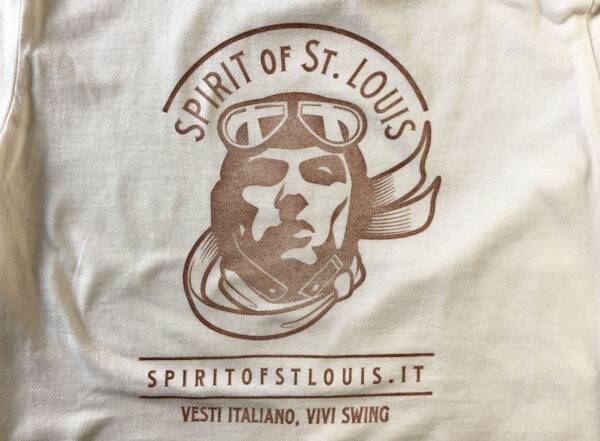 dettaglio della maglietta stampata a mano con logo Spirit of St. Louis