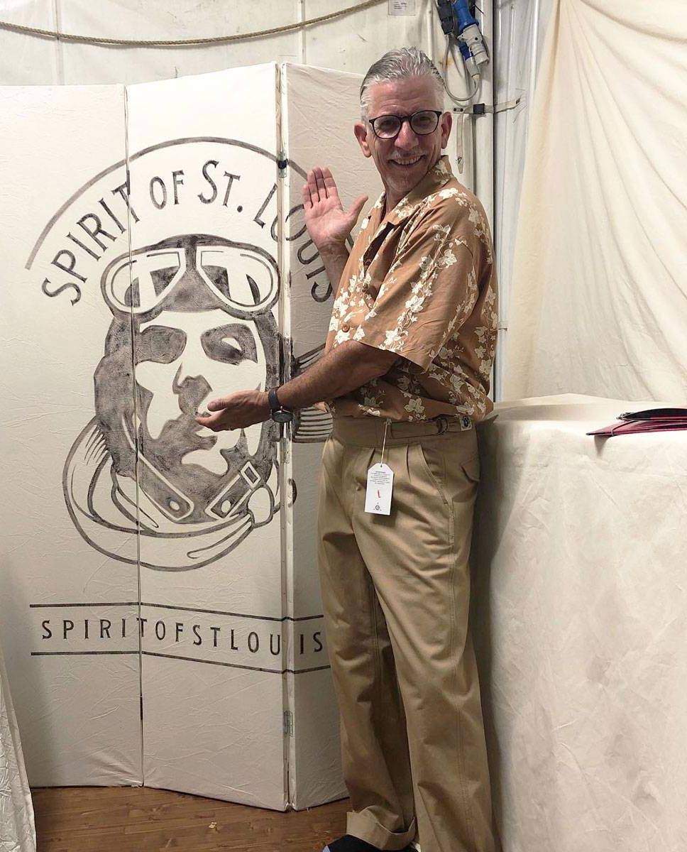 Nigel Oates DJ indossa Lindy Hop, il pantalone con cinturini dell'aviazione britannica by Spirit of St. Louis Italia, durante il Summer Jamboree del '23