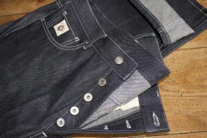 blue jeans sostenibili e di alta qualità; sono i blue jeans Cinquetasche di Spirit of St. Louis. Dettaglio dei bottoni