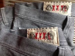 Creare una collezione di moda. Le misure sono importanti, adesso trovi la taglia impressa all'interno del cinturone dei pantaloni di Spirit of St. Louis