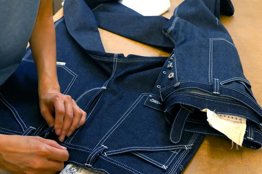 Spirit of St. Louis abbigliamento vintage italiano. Immagine del piazzamento dei bottoni a chiodo su blue jeans Iceman by Spirit of St. Louis - Blue Jeans On