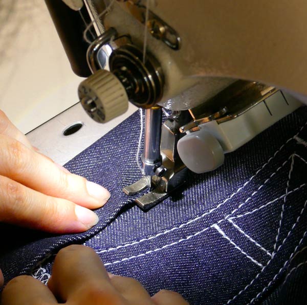 cucitura di un blue jeans on the road - laboratorio sartoria - Spirit of St. Louis che produce abbigliamento artigianale in stile vintage