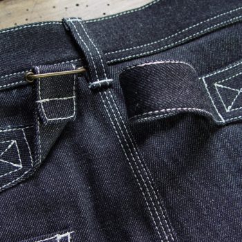 Pantaloni uomo vintage anni 20 - vero Made in Italy da soli sarti italiani: Iceman blue jeans vintage in stile work di Spirit of St. Louis. Dettaglio del cinturino posteriore.jpg - Spirit of St. Louis