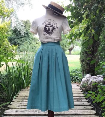 Gonna strutturata midi con tasche anni 40 colore ACQUA MARINA in cotone certificato OEKO TEX. Realizzata artigianalmente da sarti italiani colore acqua marina by Spirit of St. Louis